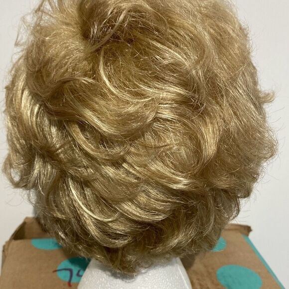 Paula Young Women's A4026 Chantal-A 4/88A Golden Wheat Wavy Short Wig NWT - Picture 3 of 6